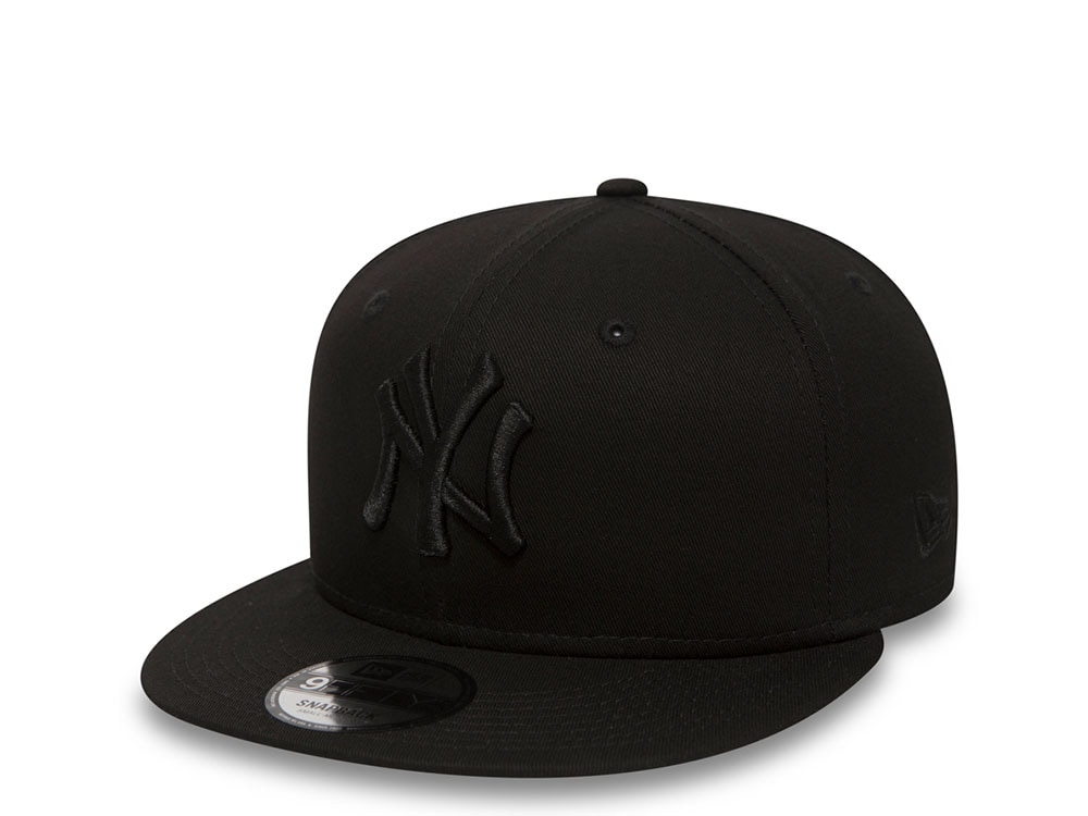 New Era New York Yankees Black on Black 9Fifty Snapback Hat